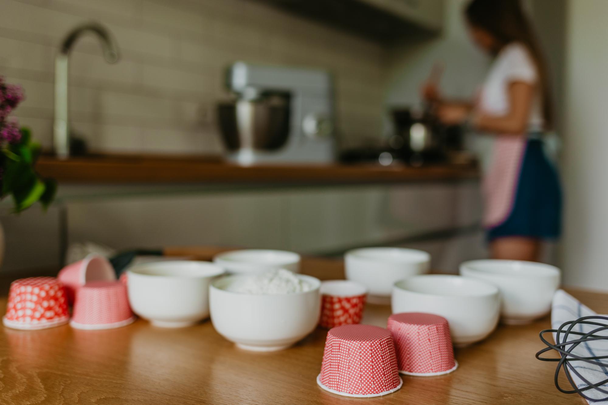 Warsztat kuchenny z naczyniami ceramicznymi